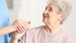 Estética e Cosmética realiza ação com idosos do Lar da Velhice